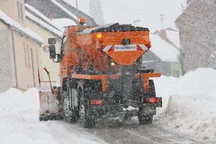 winter-service-vehicle-in-use-in-heavy-snow-fall-winterdienstfahrzeug-im-einsatz-bei-starkem-schneefall